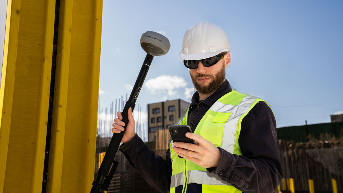 Emlid Reach RS4 Pro on a construction site with a smartphone