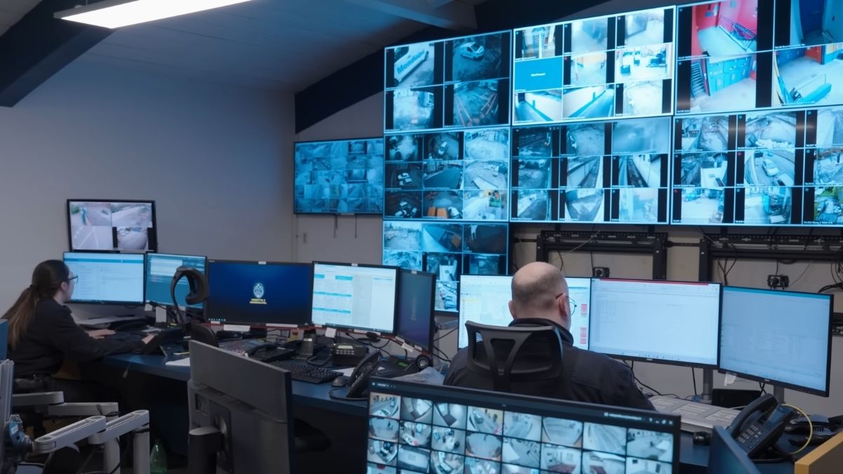 Situational awareness above a crowd